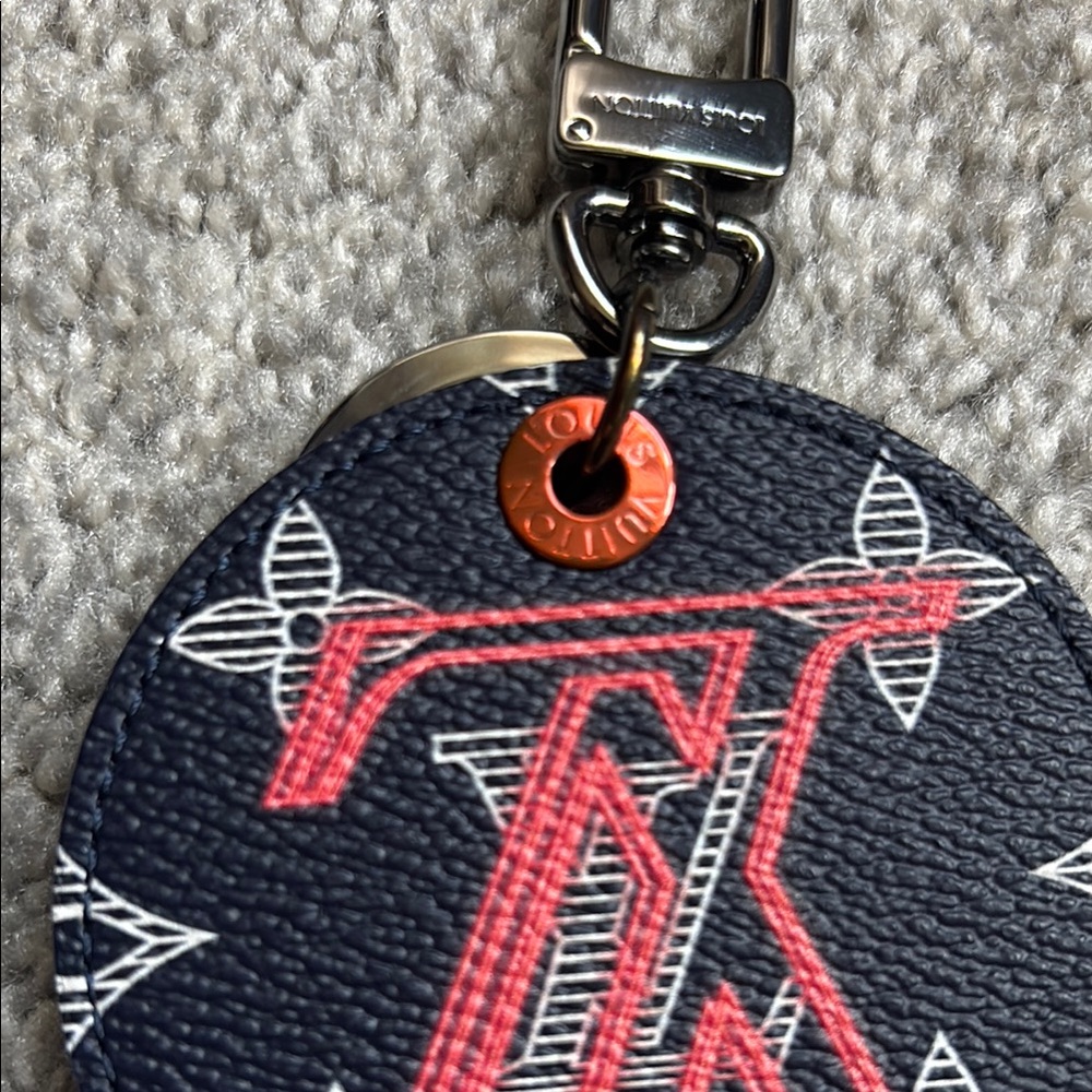Louis Vuitton Illustre Bag Charm and Key Holder - Picture 9 of 11